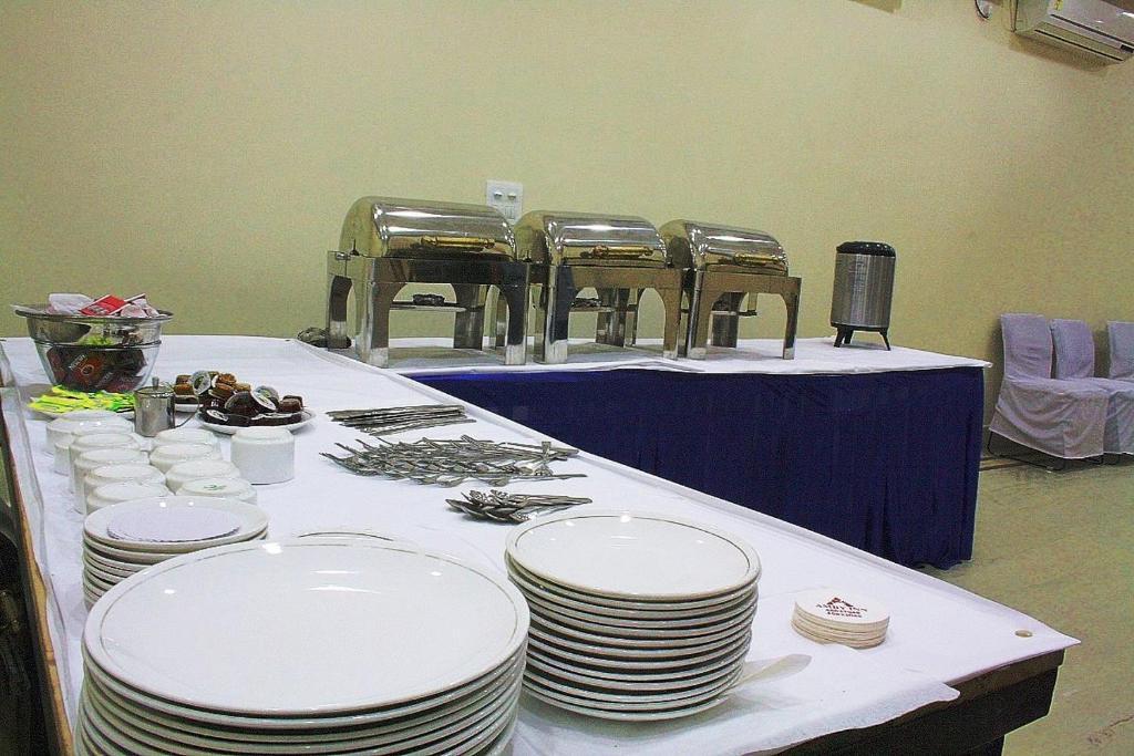 Hotel Amby Inn New Delhi Bagian luar foto