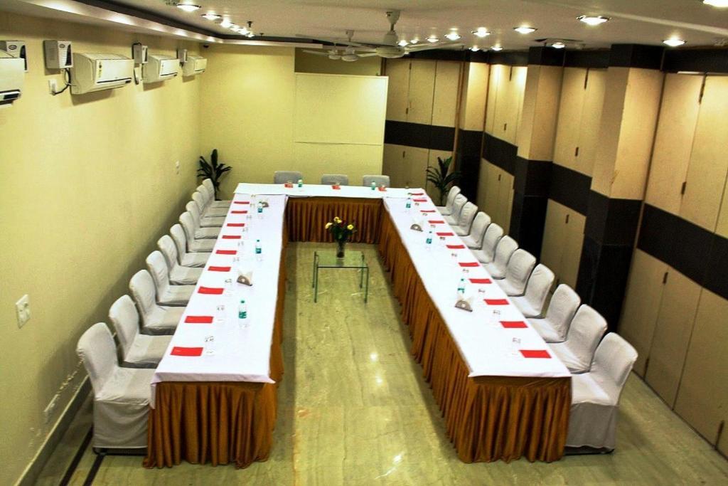 Hotel Amby Inn New Delhi Bagian luar foto
