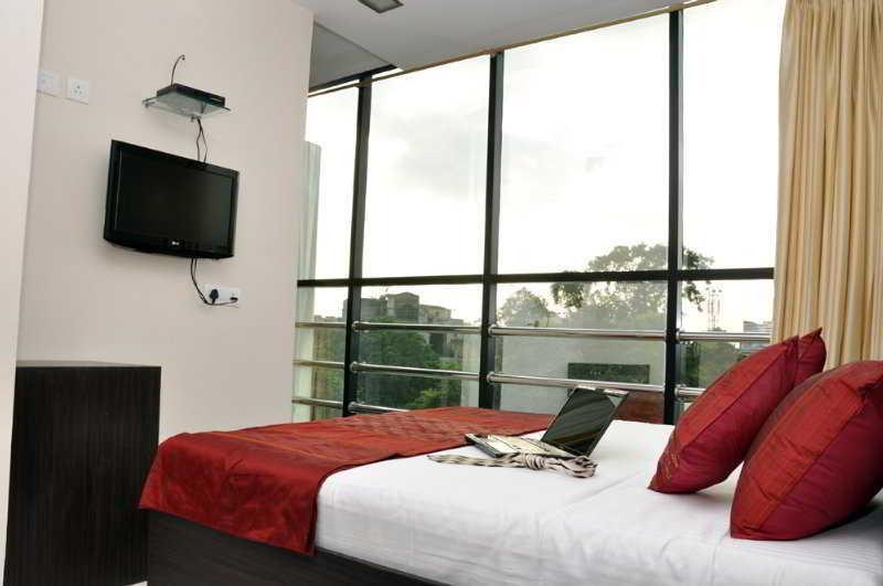 Hotel Amby Inn New Delhi Bagian luar foto
