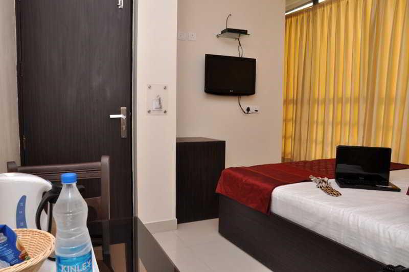 Hotel Amby Inn New Delhi Bagian luar foto