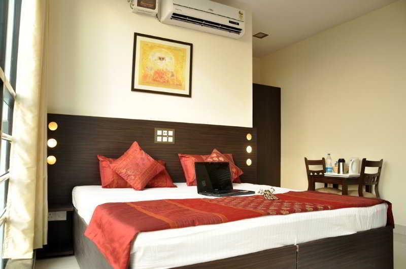 Hotel Amby Inn New Delhi Bagian luar foto