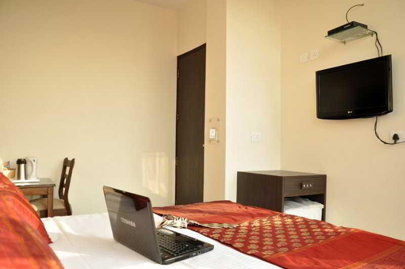 Hotel Amby Inn New Delhi Bagian luar foto
